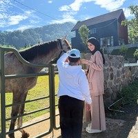 Shireen Sungkar membagikan beberapa foto vilanya yang baru selesai dibangun. Terletak di puncak, vila tersebut tampak cukup luas dilengkapi dengan halaman berkuda. Foto: Instagram/@shireensungkar