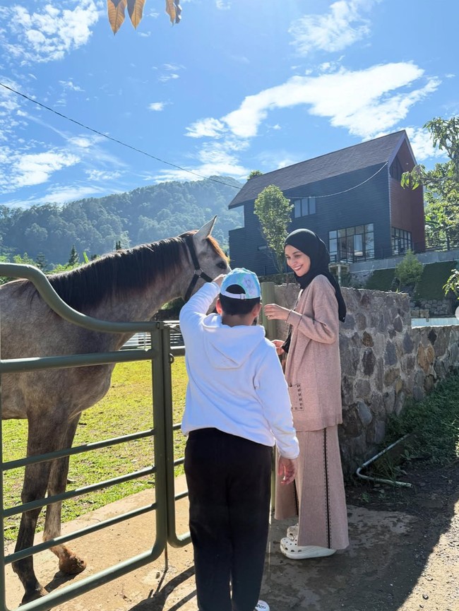 7 Foto Shireen Sungkar Pamer Vila Baru di Puncak, Dilengkapi Halaman Berkuda