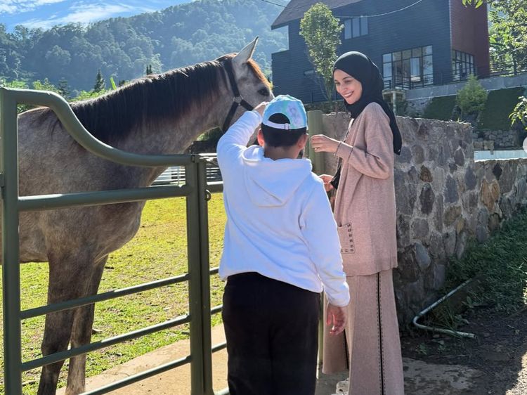 7 Foto Shireen Sungkar Pamer Vila Baru di Puncak, Dilengkapi Halaman Berkuda