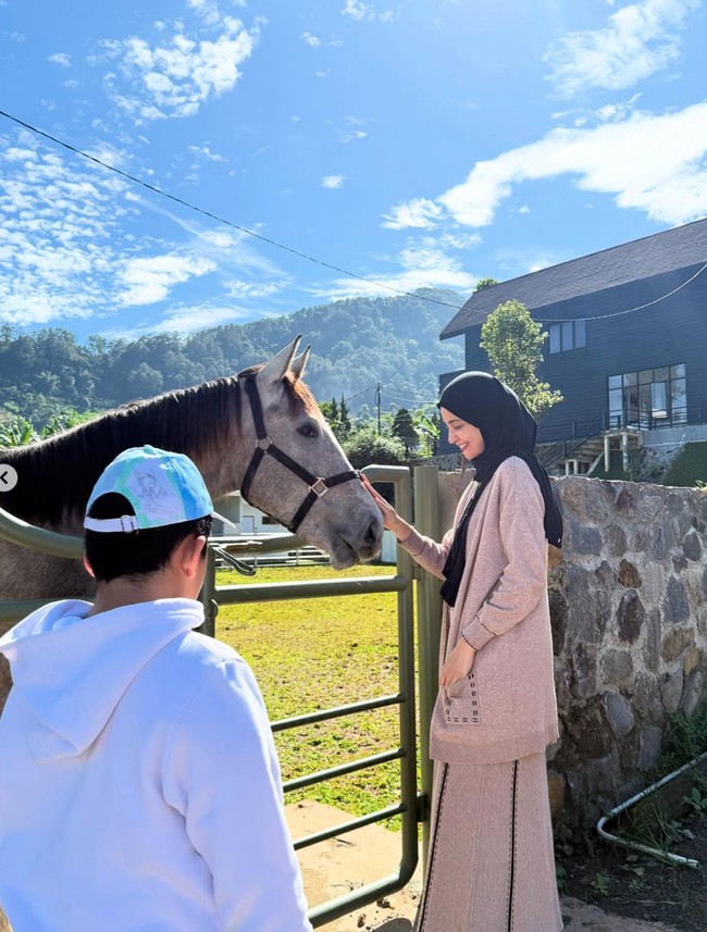 Morning. Alhamdulillah masyaallah tabarakallah villa kecil kita di puncak udah jadi. Walau masi beberes, tapi seneng banget. Rasa mau pindah bangun tidur liat gunung sama kuda. Kira kira kalo nanti udah beres semua disewain atau ga ya??? tulis Shireen dalam keterangan unggahannya. Foto: Instagram/@shireensungkar