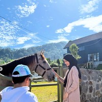 Morning. Alhamdulillah masyaallah tabarakallah villa kecil kita di puncak udah jadi. Walau masi beberes, tapi seneng banget. Rasa mau pindah bangun tidur liat gunung sama kuda. Kira kira kalo nanti udah beres semua disewain atau ga ya??? tulis Shireen dalam keterangan unggahannya. Foto: Instagram/@shireensungkar