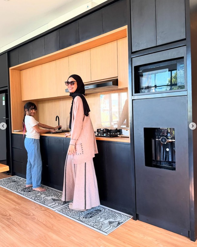 Shireen juga memamerkan sedikit bagian dalam vilanya, salah satunya ialah ruangan dapur. Didominasi warna kayu dan hitam, bagian dapurnya tampak elegan dan minimalis. Foto: Instagram/@shireensungkar