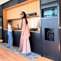Shireen juga memamerkan sedikit bagian dalam vilanya, salah satunya ialah ruangan dapur. Didominasi warna kayu dan hitam, bagian dapurnya tampak elegan dan minimalis. Foto: Instagram/@shireensungkar