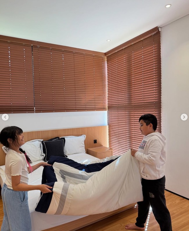 Senada dengan konsep vilanya, kamar tidur juga memiliki unsur kayu yang simpel dan elegan. Lantai dan tempat tidur bernuansa kayu itu dipadukan dengan dinding berwarna putih. Foto: Instagram/@shireensungkar
