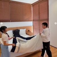 Senada dengan konsep vilanya, kamar tidur juga memiliki unsur kayu yang simpel dan elegan. Lantai dan tempat tidur bernuansa kayu itu dipadukan dengan dinding berwarna putih. Foto: Instagram/@shireensungkar