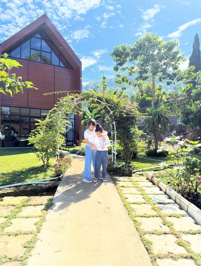 Dilihat dari luar vila Shireen itu didominasi warna coklat dan hitam. Bagian depannya juga dilengkapi dengan kaca-kaca besar yang memungkinkan cahaya matahari masuk dan menyinari bagian dalam rumah. Foto: Instagram/@shireensungkar