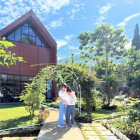 Dilihat dari luar vila Shireen itu didominasi warna coklat dan hitam. Bagian depannya juga dilengkapi dengan kaca-kaca besar yang memungkinkan cahaya matahari masuk dan menyinari bagian dalam rumah. Foto: Instagram/@shireensungkar
