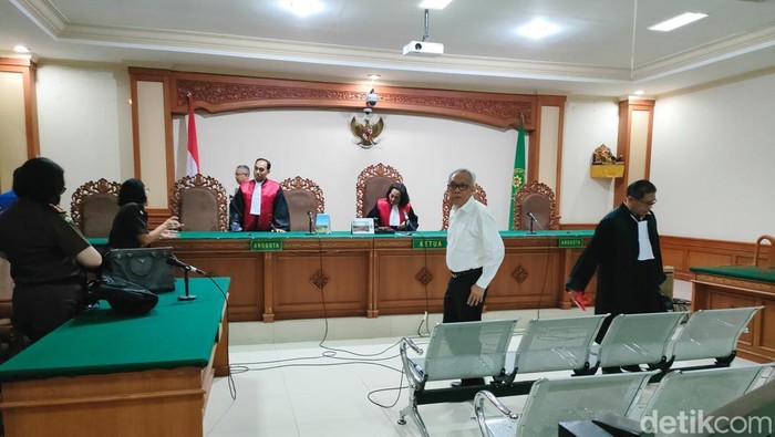 I Wayan Mudana menjalani sidang tuntutan di Pengadilan Tipikor Denpasar pada Selasa (20/5/2025).