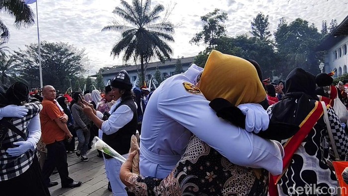 Siswa yang telah menyelsaikan pendidikan karakter saat kembali bertemu orang tua.