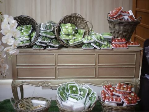 Pengantin ini menyediakan souvenir sayuran untuk tamu undangan di acara pernikahannya. Postingan tersebut langsung viral di TikTok