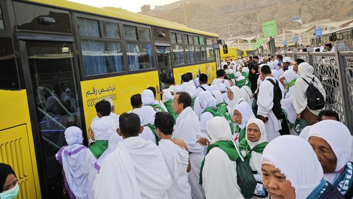 Jamaah calon haji Indonesia antre menunggu kedatangan bus Shalawat di Terminal Syib Amir, kawasan Masjidil Haram, Mekkah, Arab Saudi, Selasa (20/5/2025). Terminal bus tersebut melayani 14 rute dari hotel-hotel jamaah calon haji Indonesia yang terletak di kawasan Syisyah dan Raudhah menuju Masjidil Haram dan sebaliknya. ANTARA FOTO/Andika Wahyu/rwa.