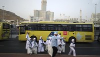 Jemaah calon haji berjalan menuju bus di Terminal Syib Amir, kawasan Masjidil Haram, Makkah, Arab Saudi, Selasa (20/5/2025).