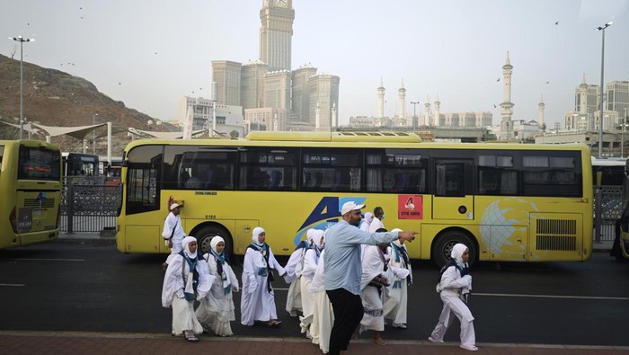 Suasana Terminal Bus Shalawat Syib Amir di Kawasan Masjidil Haram Jamaah calon haji Indonesia antre menunggu kedatangan bus Shalawat di Terminal Syib Amir, kawasan Masjidil Haram, Mekkah, Arab Saudi, Selasa (20/5/2025). Terminal bus tersebut melayani 14 rute dari hotel-hotel jamaah calon haji Indonesia yang terletak di kawasan Syisyah dan Raudhah menuju Masjidil Haram dan sebaliknya. ANTARA FOTO/Andika Wahyu/rwa.