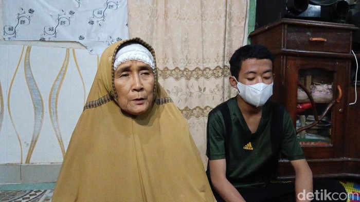 Suwarni dan cucunya TR yang dirundung dengan diceburkan ke sungai oleh sekelompok remaja tak dikenal.