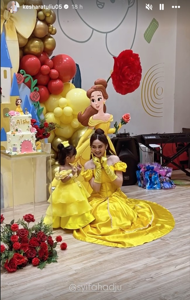 Gaya Syifa saat menjadi princess Belle dibagikan ke Instagram Story oleh Kesha dan Mona Ratuliu. Terlihat Syifa yang kompak menjadi princess Belle bersama Aisha yang tengah berulang tahun. Foto: Instagram