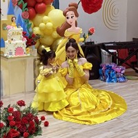 Gaya Syifa saat menjadi princess Belle dibagikan ke Instagram Story oleh Kesha dan Mona Ratuliu. Terlihat Syifa yang kompak menjadi princess Belle bersama Aisha yang tengah berulang tahun. Foto: Instagram