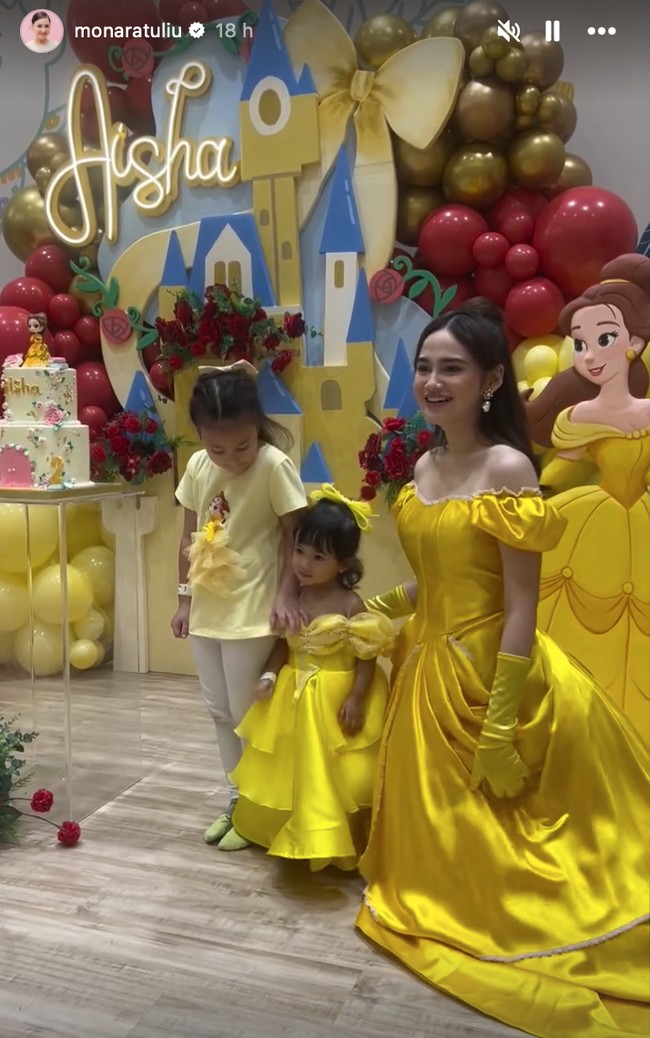 Syifa juga terlihat aktif berpose bersama Aisha dan beberapa tamu undangan yang hadir. Ikut senang dan selalu memamerkan senyum manisnya, tampak Syifa turut menikmati pesta ulang tahun anak sahabatnya itu. Foto: Instagram