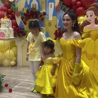 Syifa juga terlihat aktif berpose bersama Aisha dan beberapa tamu undangan yang hadir. Ikut senang dan selalu memamerkan senyum manisnya, tampak Syifa turut menikmati pesta ulang tahun anak sahabatnya itu. Foto: Instagram