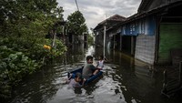 Sejumlah anak terpaksa menaiki perahu rakitan dari drum plastik agar tetap bisa bepergian dengan aman.