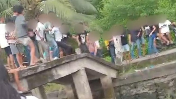 Tangkap layar video TR dirundung-diceburkan ke sungai oleh sekelompok remaja