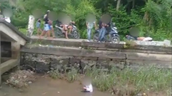 Tangkap layar video TR dirundung-diceburkan ke sungai oleh sekelompok remaja.