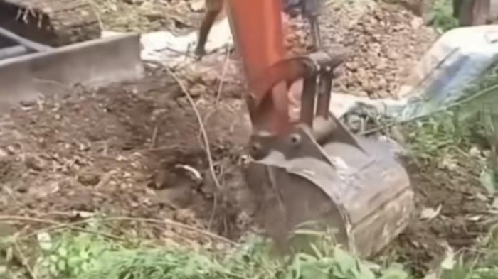 Tangkapan layar makam di Bone digali pakai ekskavator karena lahan keras.