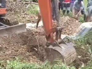 Heboh Makam di Bone Digali Pakai Ekskavator, Sempat Dibetel tapi Tanah Keras