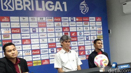 Stefano Teco Cugurra (tengah) dan Ricky Fajrin (kanan) menolak wacana regulasi 11 pemain asing di Liga 1 musim 2025/2026 mendatang.