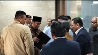 Dia juga mengatakan dalam kesempatan ini Jokowi juga mengambil ijazah yang sebelumnya diserahkan adik iparnya kepada Bareskrim. Jokowi juga terlihat membawa barang seperti map berwarna hitam. Kuasa hukum Jokowi, Yakub Hasibuan membenarkan soal ijazah yang dipegang oleh Jokowi. Ijazah itu sempat diserahkan ke Bareskrim untuk diperiksa.Betul. Ijazah asli Pak Jokowi, tadi yang Pak Jokowi pegang itu adalah ijazah asli yang sudah dikembalikan lagi. Kemarin kan kita serahkan untuk diperiksa. Hari ini karena Pak Jokowi dimintakan keterangannya sekaligus lah serah terima balik ke Pak Jokowi, ujarnya. (Rumondang Naibaho/detikcom)