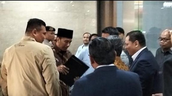 Jokowi Bawa Map Hitam Isi Ijazah Usai Beri Keterangan di Bareskrim