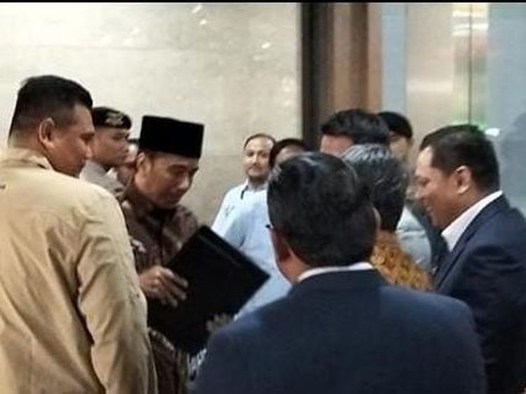 Jokowi Bawa Map Hitam Isi Ijazah Usai Beri Keterangan di Bareskrim