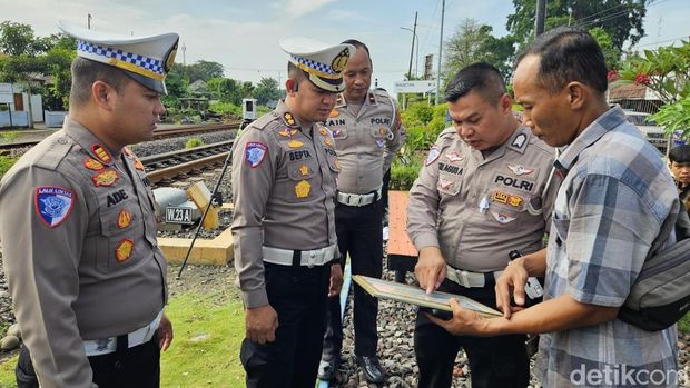 Tim TAA Polda Jatim melakukan olah TKP Kecelakaan KA Malioboro Express tabrak motor tewaskan 4 orang.
