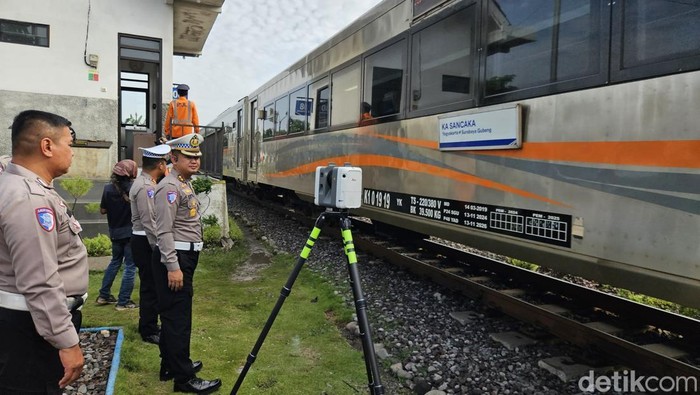 Tim TAA Polda Jatim melakukan olah TKP Kecelakaan KA Malioboro Express tabrak motor tewaskan 4 orang.