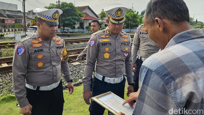 Tim TAA Polda Jatim melakukan olah TKP Kecelakaan KA Malioboro Express tabrak motor tewaskan 4 orang.