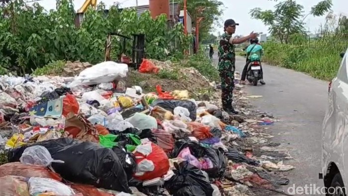Tumpukan sampah di Jalan Inspeksi Kanal Tamangapa Makassar yang diduga turut menjadi pemicu kecelakaan pikap.