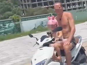 Ngaco Banget! Turis Biarkan Anak Kendarai Motor Sewaan di Phu Quoc