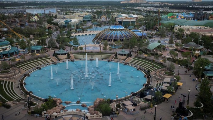 Universal Epic Universe Siap Dibuka di Orlando AS Children look at Universal Epic Universe theme park from a restaurant at the roof of the Universal Helios Grand Hotel ahead of the grand opening ceremony in Orlando, Florida, U.S. May 19, 2025. REUTERS/Marco Bello