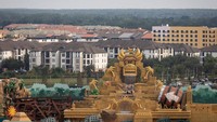 Salah satu dunia yang paling dinantikan adalah Super Nintendo World. Di dalamnya terdapat wahana bertema Mario Kart dan Donkey Kong yang dirancang dengan teknologi canggih. Pengunjung bisa merasakan pengalaman seolah berada dalam dunia gim.    