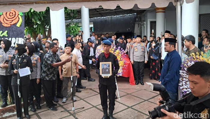 Upacara pelepasan jenazah mantan Wakapolri Komjen (Purn) Jusuf Manggabarani