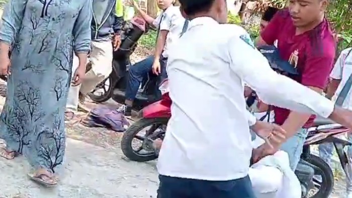 Video viral penganiayaan siswa SMP oleh temannya dibantu kerabat pelaku.