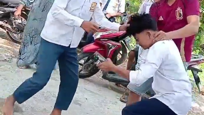 Video viral penganiayaan siswa SMP oleh temannya dibantu kerabat pelaku.