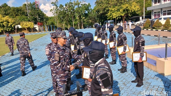 Wakasal Laksdya TNI Erwin S. Aldedharma memberikan penghargaan kepada 16 orang prajurit TNI AL di Mako Lantamal IV Batam. (Alamudin Hampu/detikSumut)