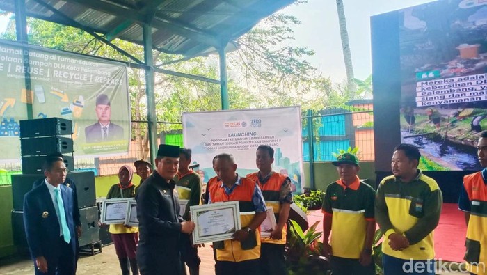 . Wali Kota Palembang Ratu Dewa meresmikan program satu Kelurahan satu bank sampah