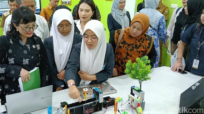 Wamen Stella melihat robotik buatan siswa siswi Man IC OKI Sumsel