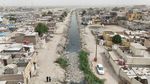 Warga dan Petugas Bersihkan Sungai Tercemar di Irak