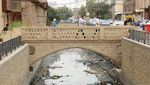 Warga dan Petugas Bersihkan Sungai Tercemar di Irak