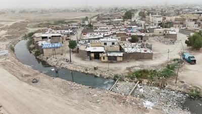 Warga dan Petugas Bersihkan Sungai Tercemar di Irak
