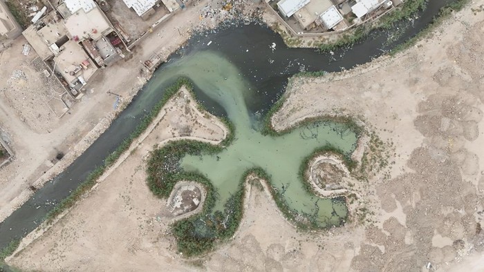 Sungai-sungai di Basra berubah jadi saluran limbah akibat berkurangnya aliran dari Shatt al-Arab. Warga dan petugas kerja bakti bersihkan sungai tersebut.