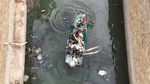 Warga dan Petugas Bersihkan Sungai Tercemar di Irak