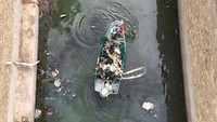Tampak dari udara, para pekerja membersihkan Sungai al-Ashar yang tercemar di Basra, Irak.